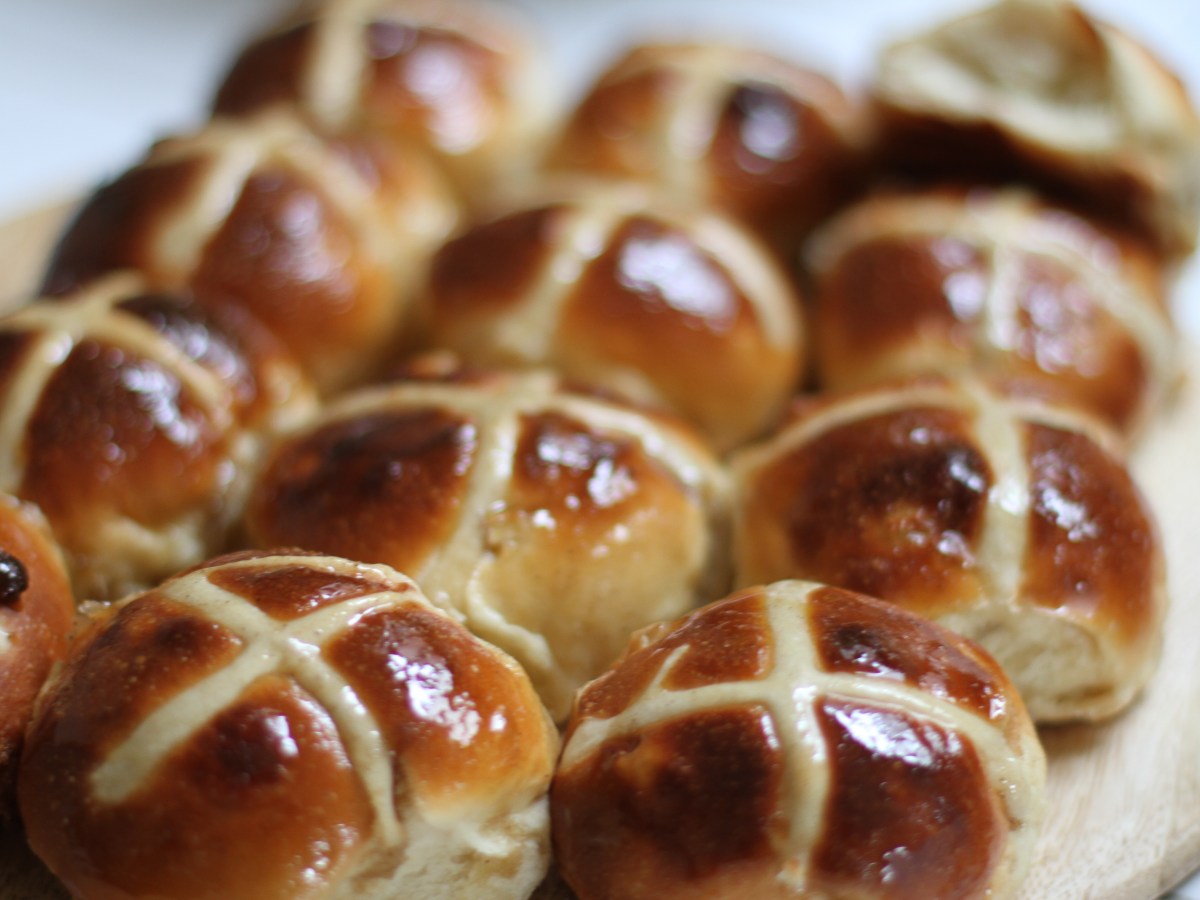 White Chocolate, Apple & Ginger Hot Cross&nbsp;Buns.